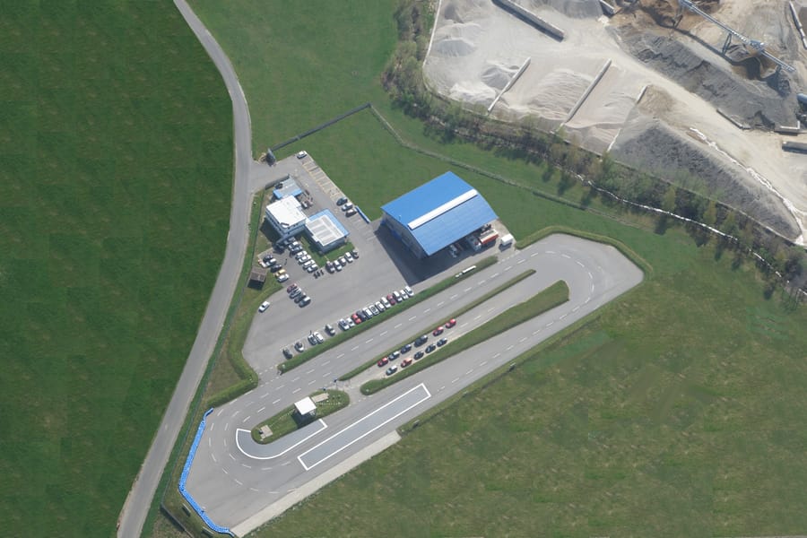 Vue aérienne du centre de Savigny, de son terrain et de son circuit d'exercice